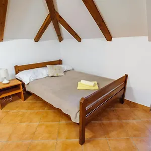& Lucie Bed and breakfast